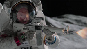 Astronauta disparando en el espacio.