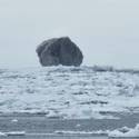 Miniatura de Iceberg negro avistado frente a la costa de Canadá desconcierta a científicos y pescadores