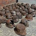 Miniatura de Descubren más de 50 cascos de guerra en una antigua base militar de Breslavia, Polonia