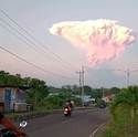 Miniatura de Erupción del volcán Lewotobi en Indonesia obliga a cancelar más de 20 vuelos y eleva alerta al máximo nivel